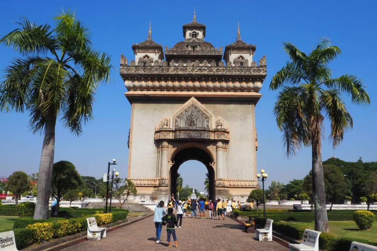 Pratuxai Monument, Vientiane - World Mate Travel