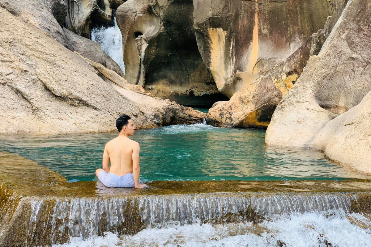Visitors enjoy beautiful view of Ba Ho Waterfall
