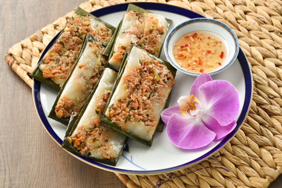 Banh Nam and Banh Bot Loc served on banana leaves