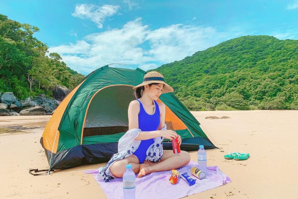 A camping tent on Dam Trau Beach under a starlit sky
