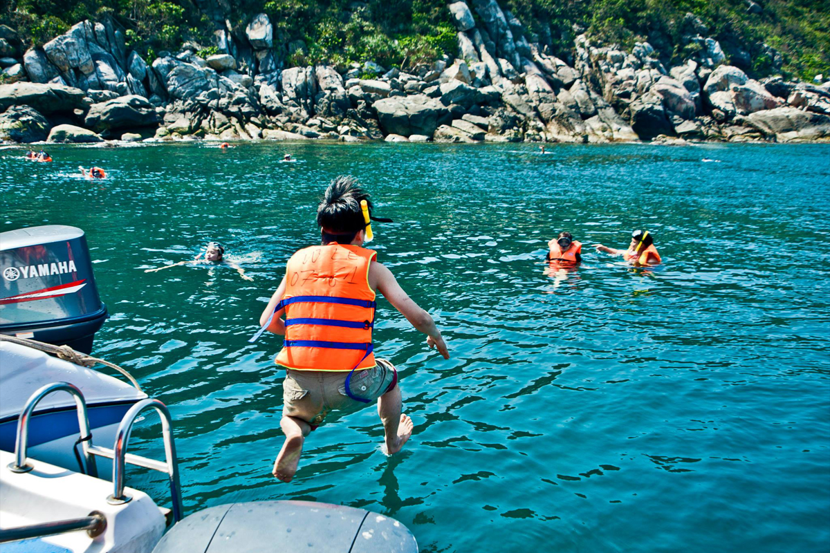 Crystal-clear waters and boats near Cham Islands, ideal for snorkeling in June