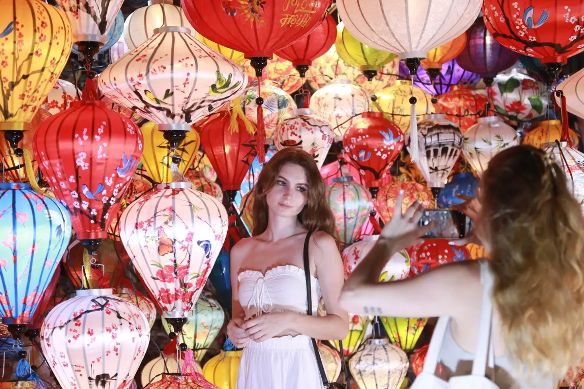 Colorful lanterns lighting up Hoi An streets