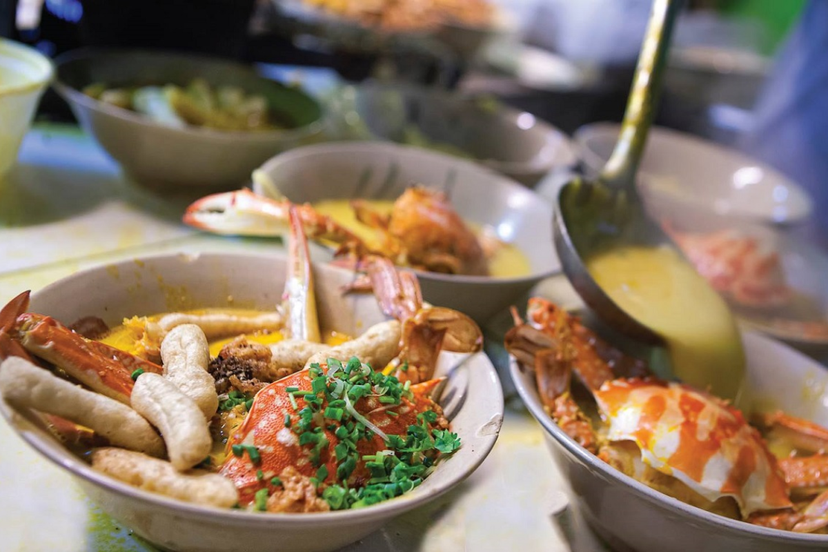 Bánh Canh Ghẹ bowl with crab legs, thick noodles, and green onions