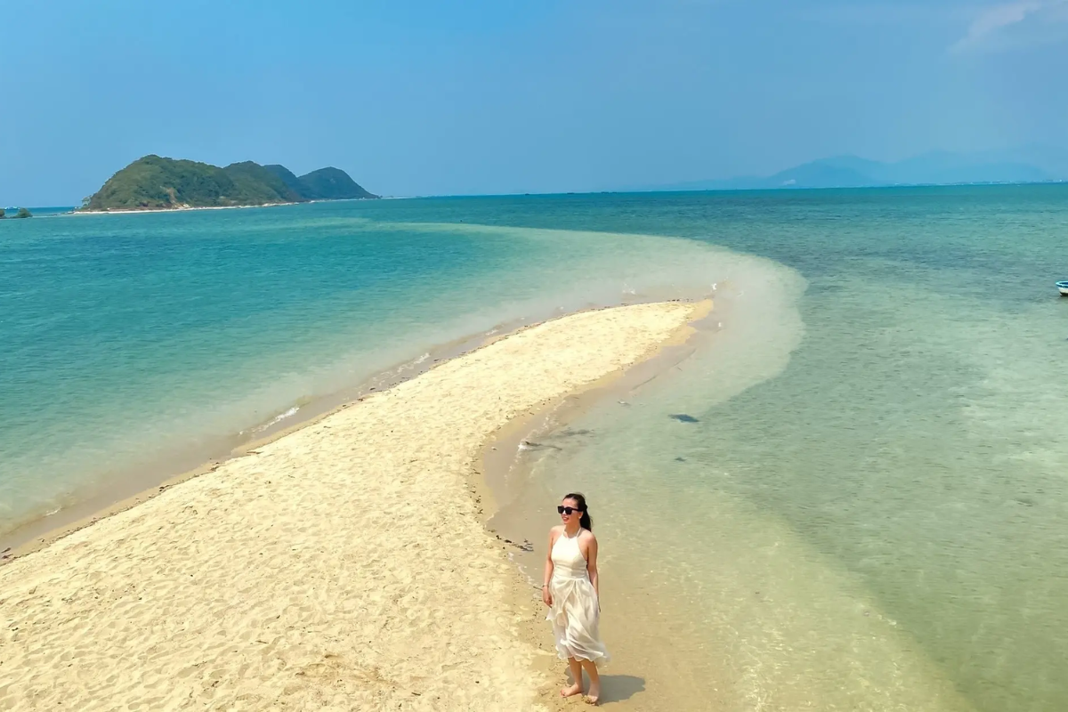 Sandy path through the sea at Diep Son Island