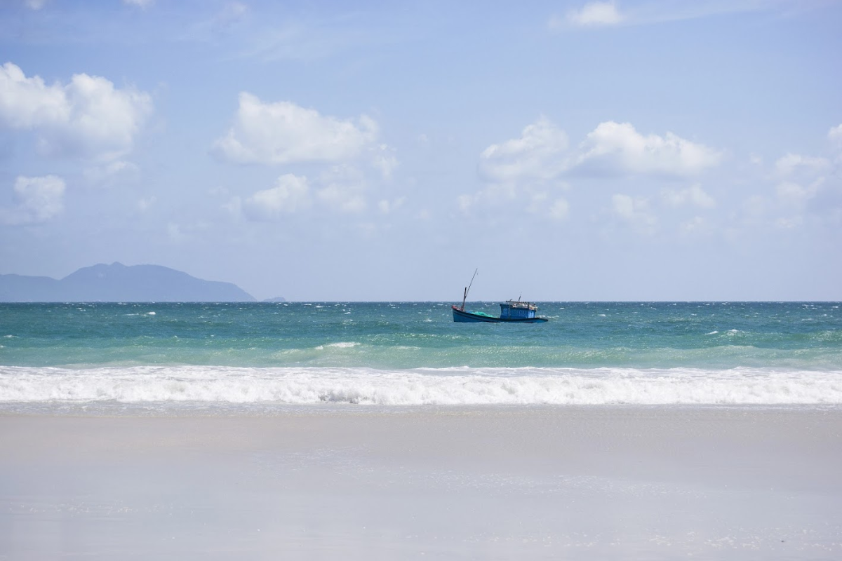 The turquoise waters of Doc Let Beach