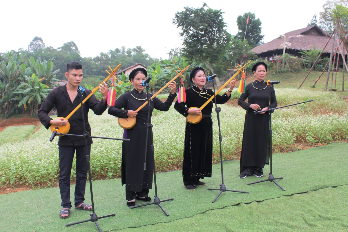 Folk music performance with đàn tính in a Tày village