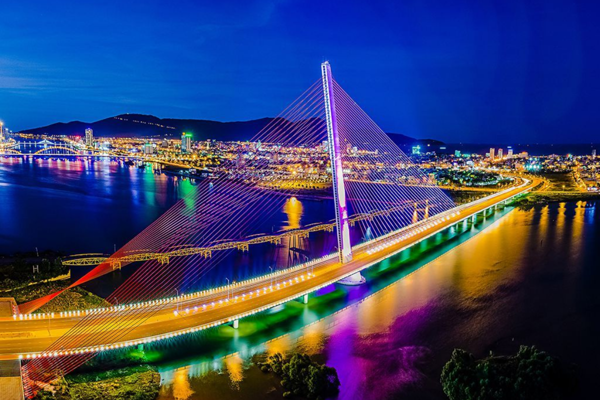 Nighttime view of the illuminated Han River Bridge, Da Nang