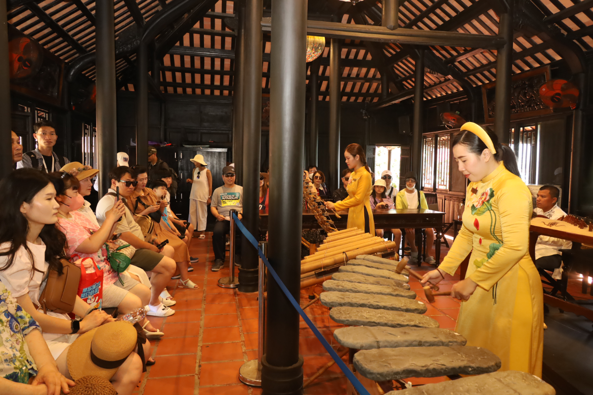 Traditional Vietnamese musical instrument performance at Hoi Quan Hon Chong