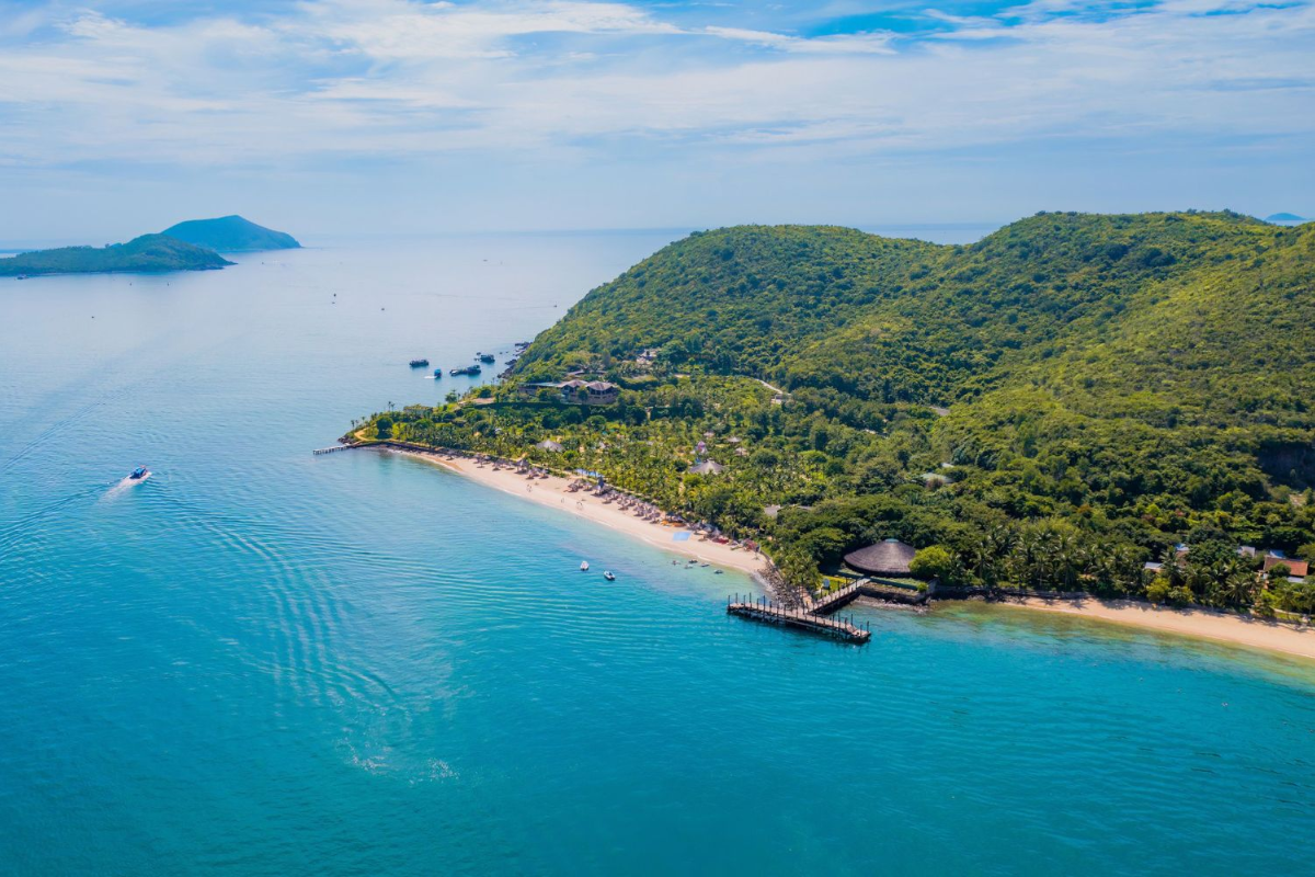 A relaxing view of Hon Tam Island’s coastline with visitors enjoying mud baths