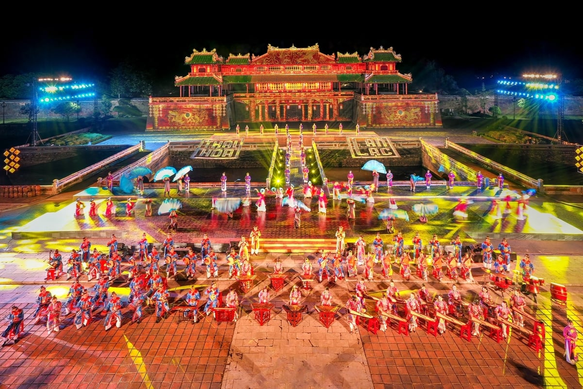Local performers traditional music and dance for Hue Festival 