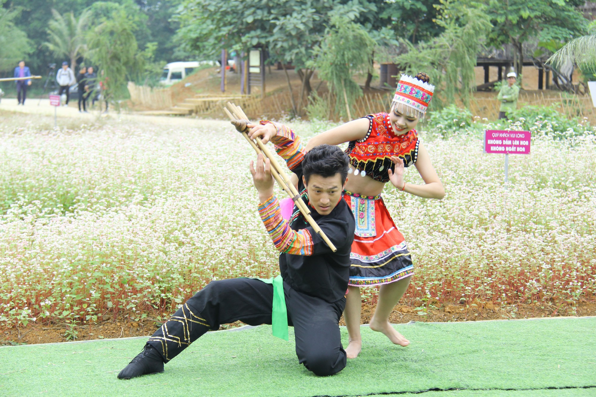 Couples and locals celebrating at Khau Vai Love Market