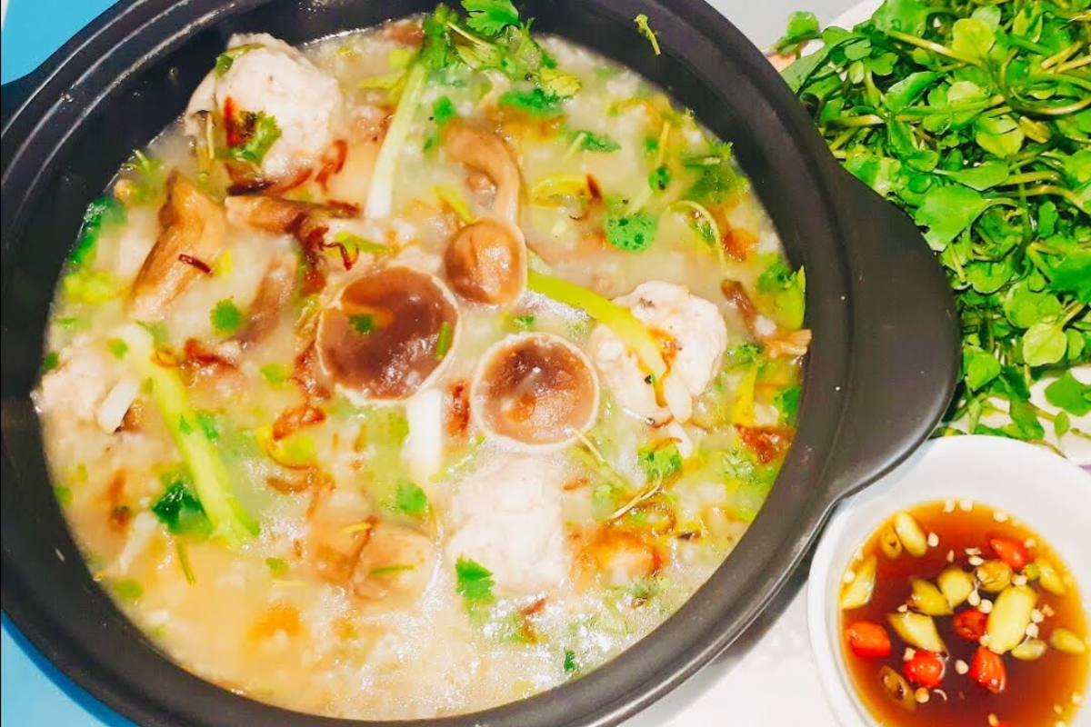 Nấm Tràm mushrooms in a bowl, prepared in a traditional soup