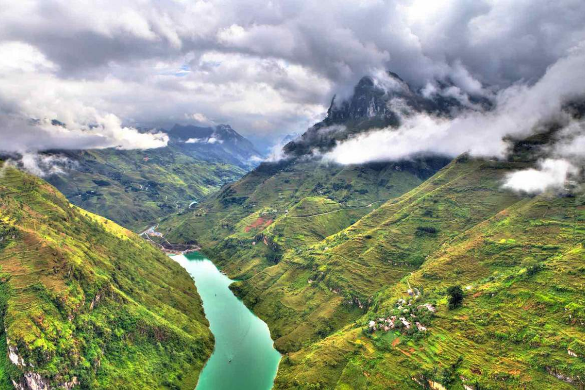 The winding Mã Pí Lèng Pass overlooking the deep green Nho Quế River.