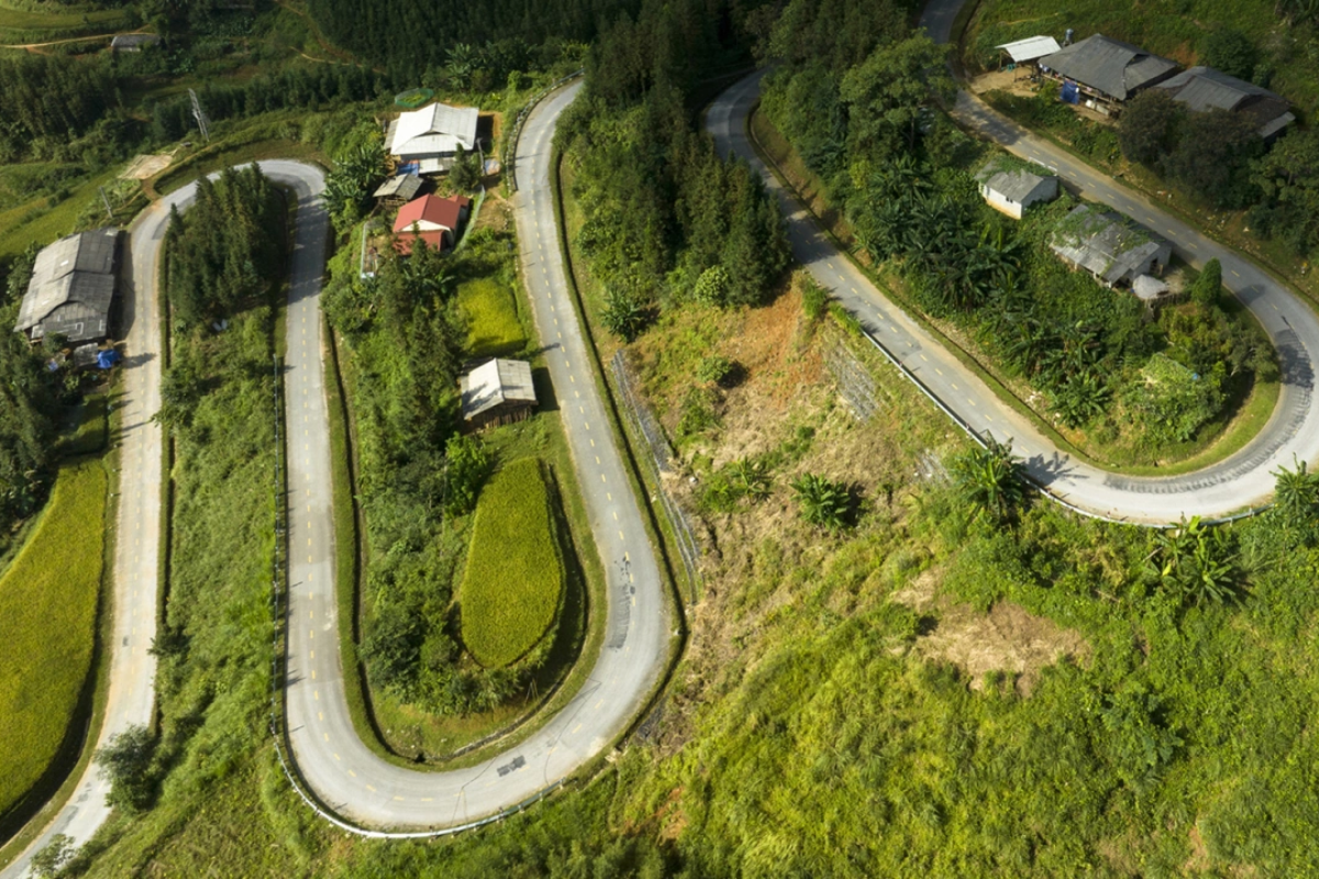 Winding road of Na Tenh Pass snaking through green hills in Cao Bang