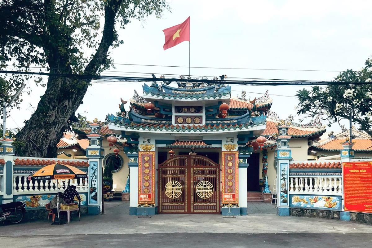 Nguyen Trung Truc Temple with traditional Vietnamese architecture