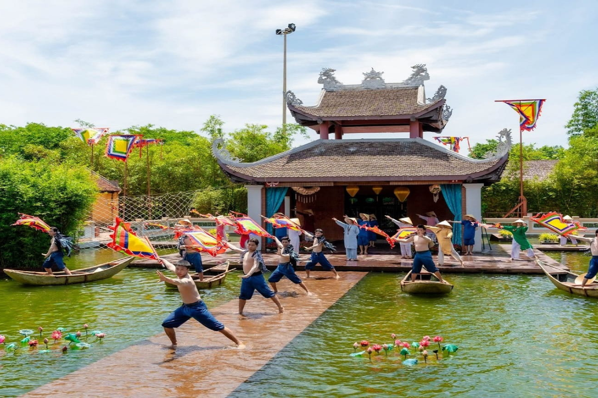 Tourists enjoying rides at VinWonders Nam Hoi An during February festival season