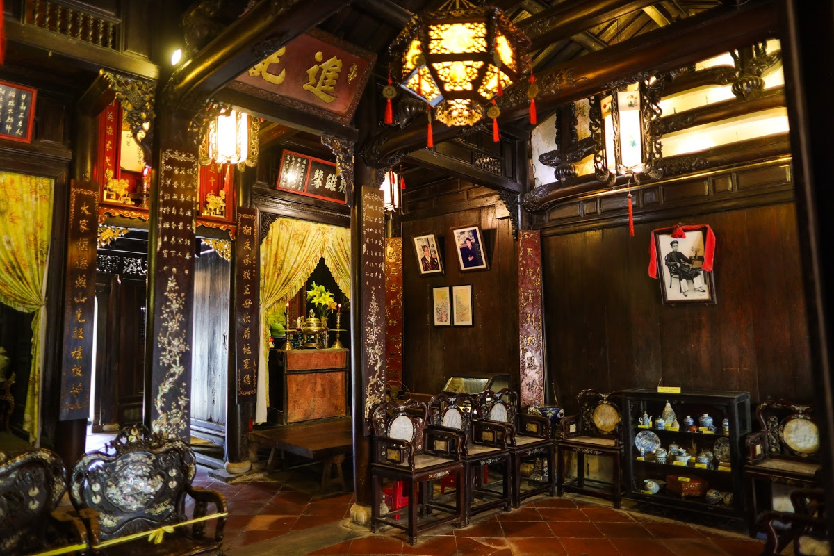 Interior of Tan Ky Old House in Hoi An showcasing historical artifacts