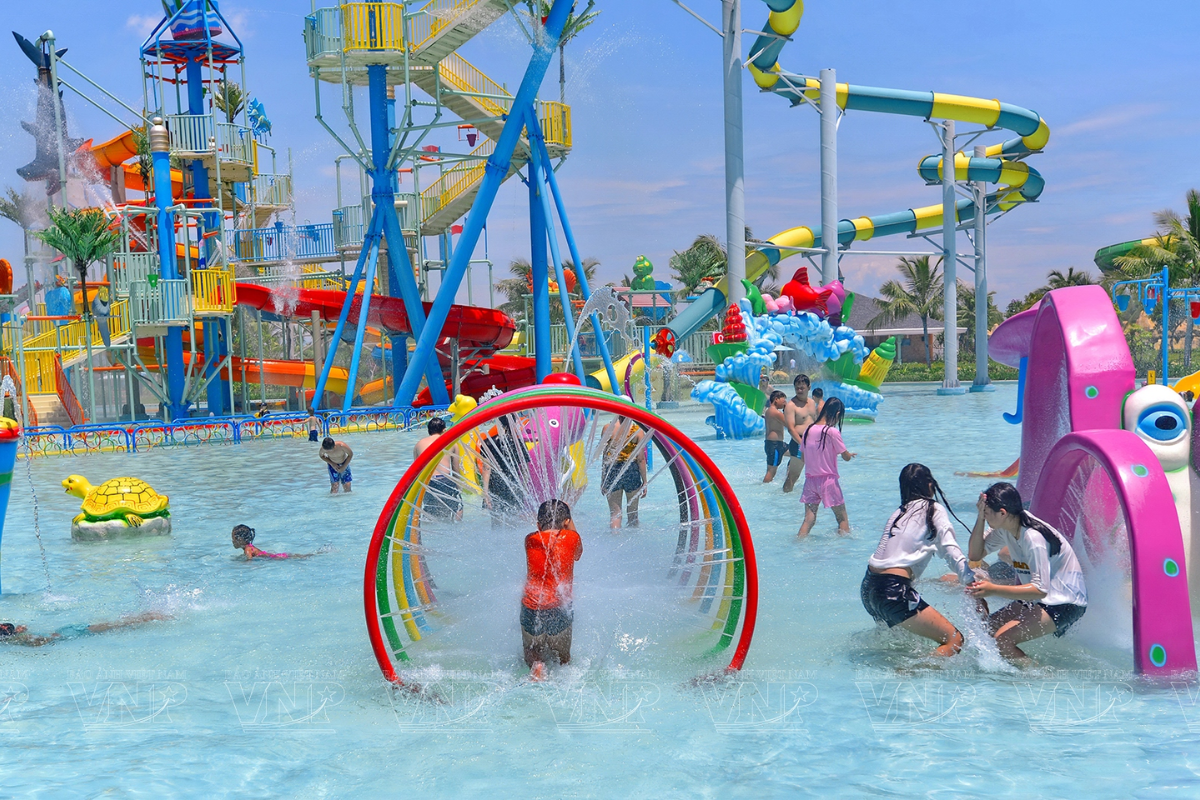 Visitors enjoying water attractions at VinWonders Nam Hoi An in April
