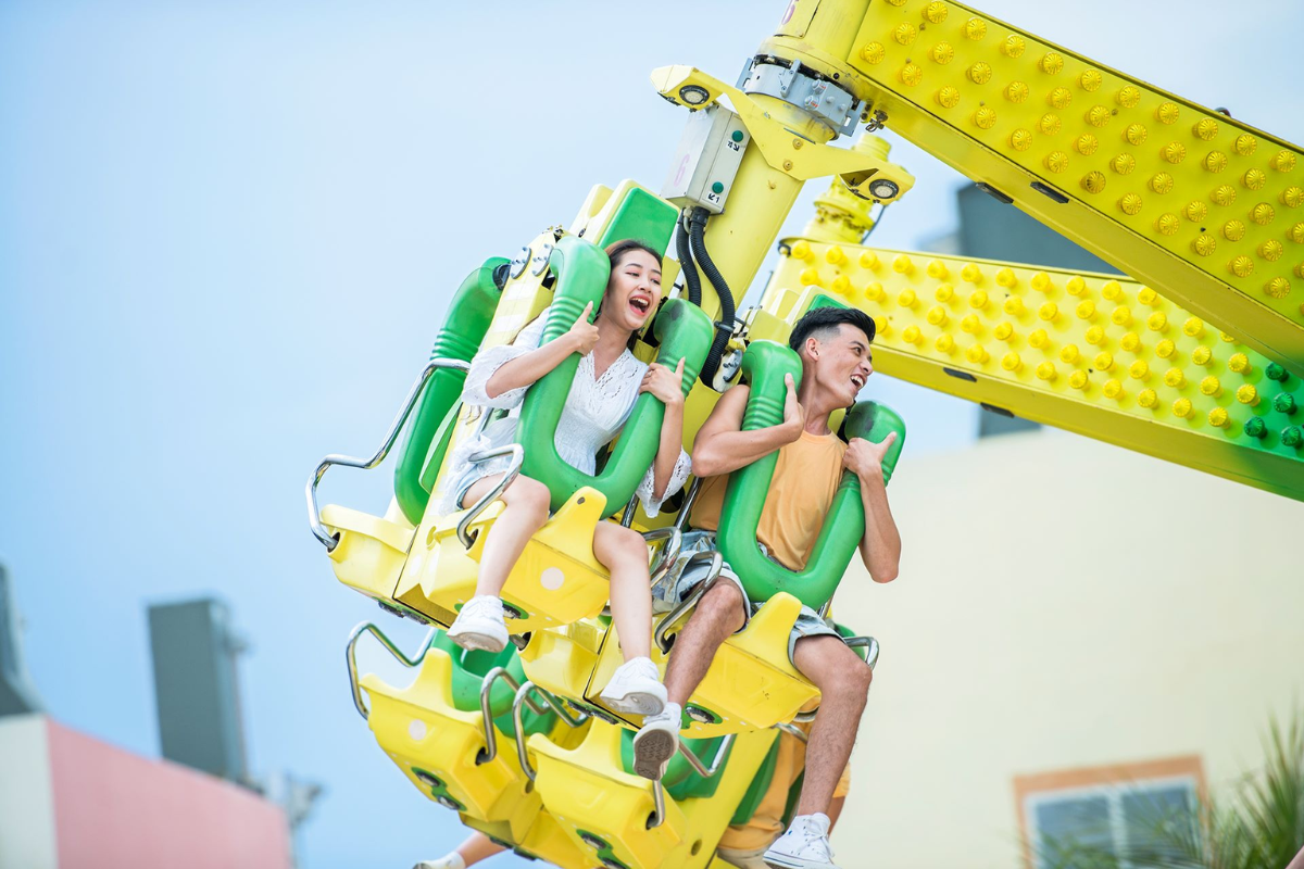 Families enjoying rides at VinWonders Nam Hoi An theme park