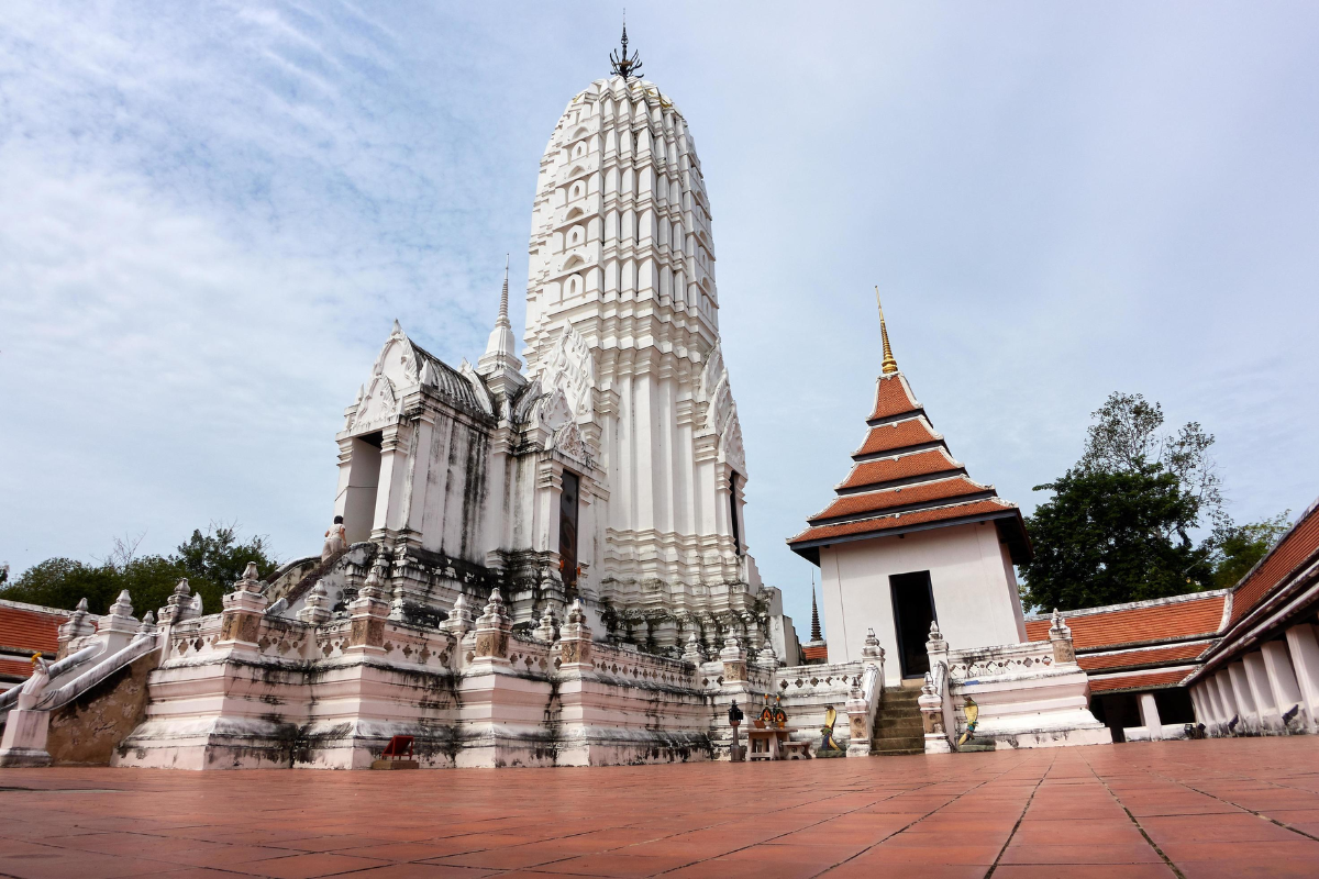 Towering prang and reclining Buddha at Wat Phutthaisawan