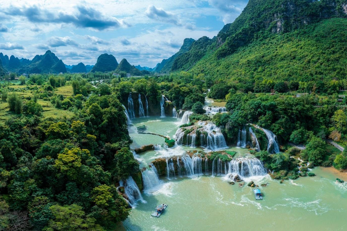 Ban Gioc Waterfall in April with warm weather and clear skies