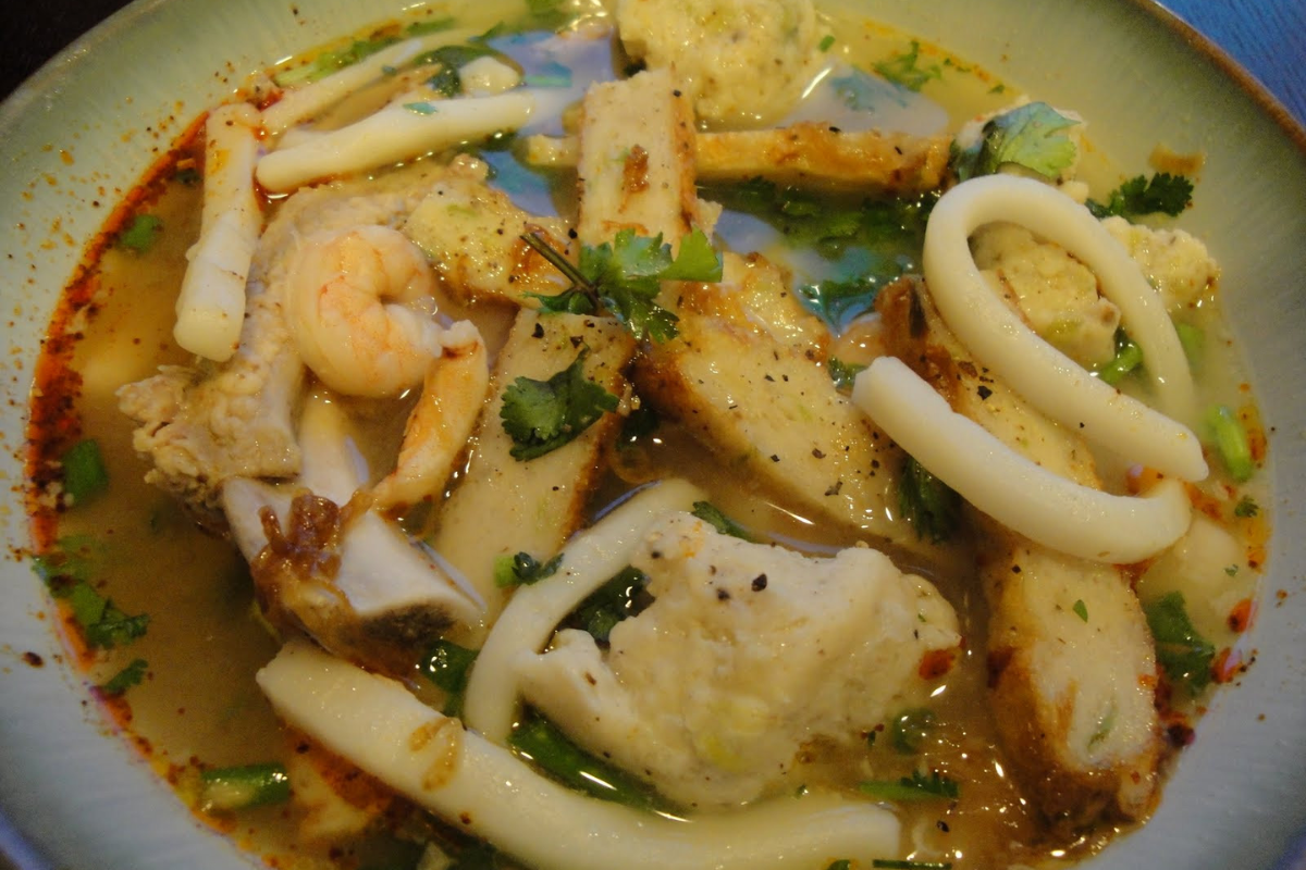 A steaming bowl of Banh Canh with crab and pork