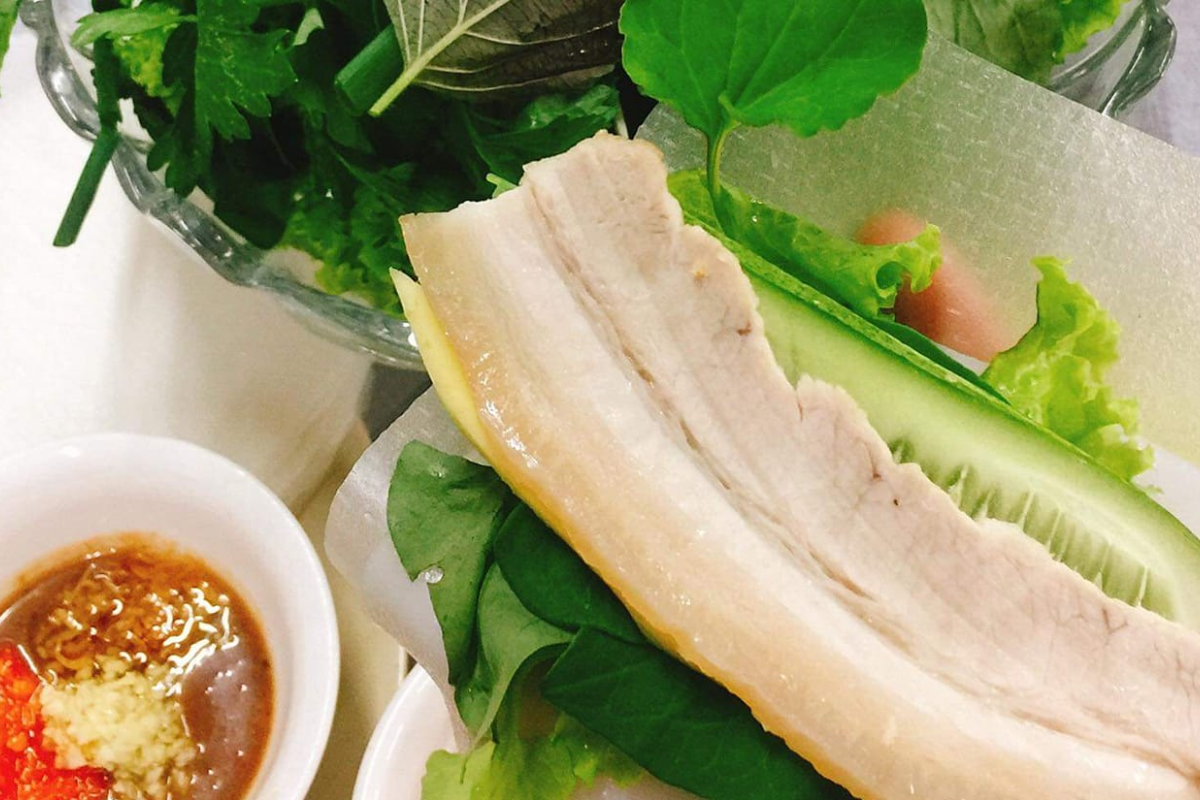 A fresh serving of Banh Trang Cuon Thit Heo with dipping sauce