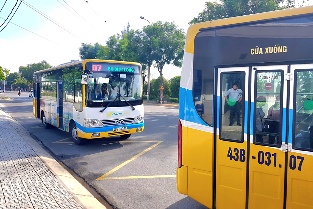 Different transportation options at Da Nang Airport