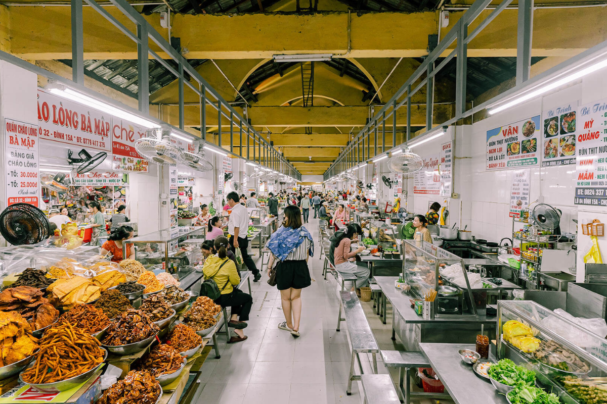 A vibrant scene of Cho Con Market in Da Nang, Vietnam