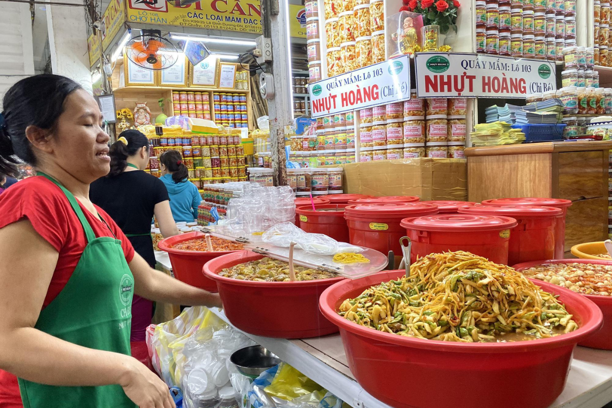 A variety of traditional Da Nang dishes available at Han Market