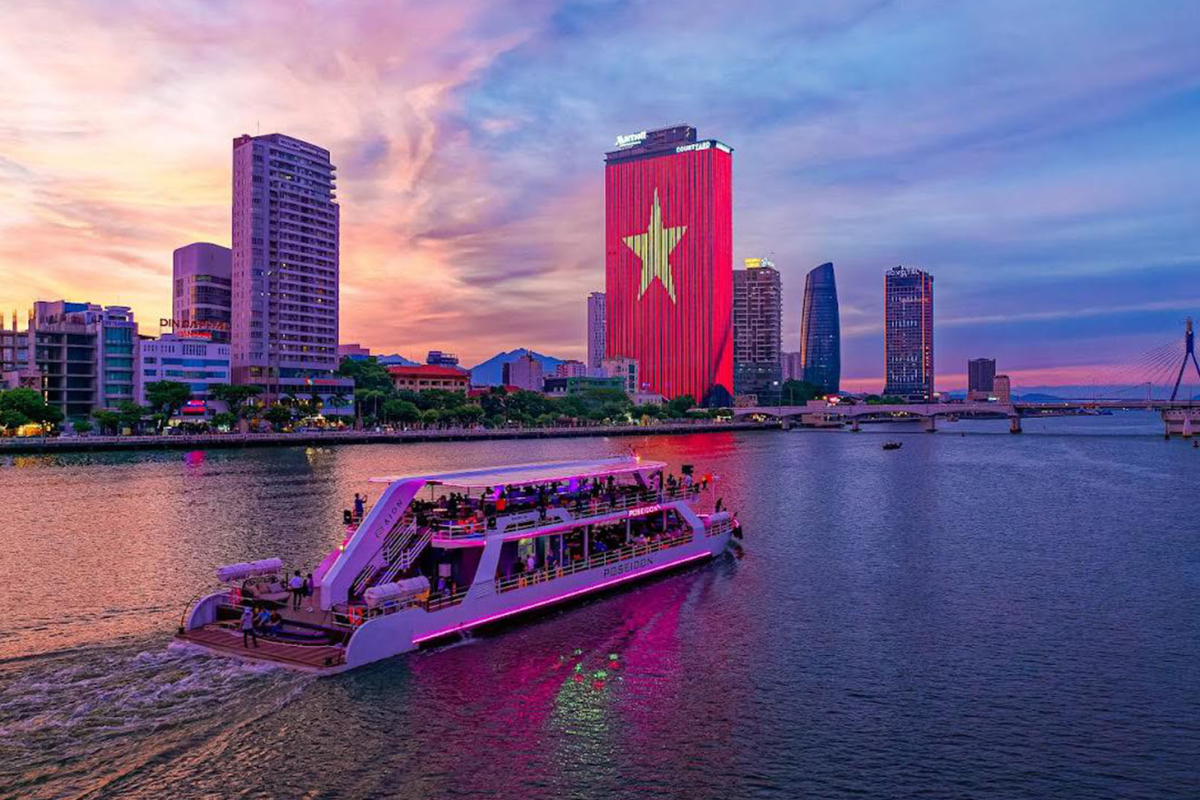 Nighttime cruise along the Han River in Da Nang