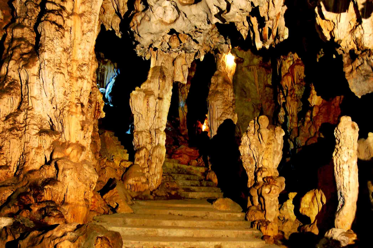 Dich Long Cave in Ninh Binh