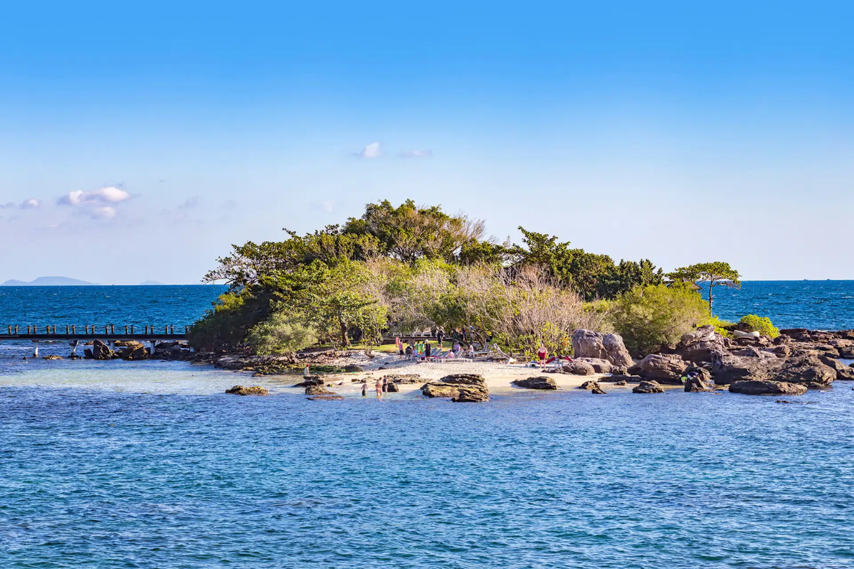 Crystal-clear waters at Fingernail Island