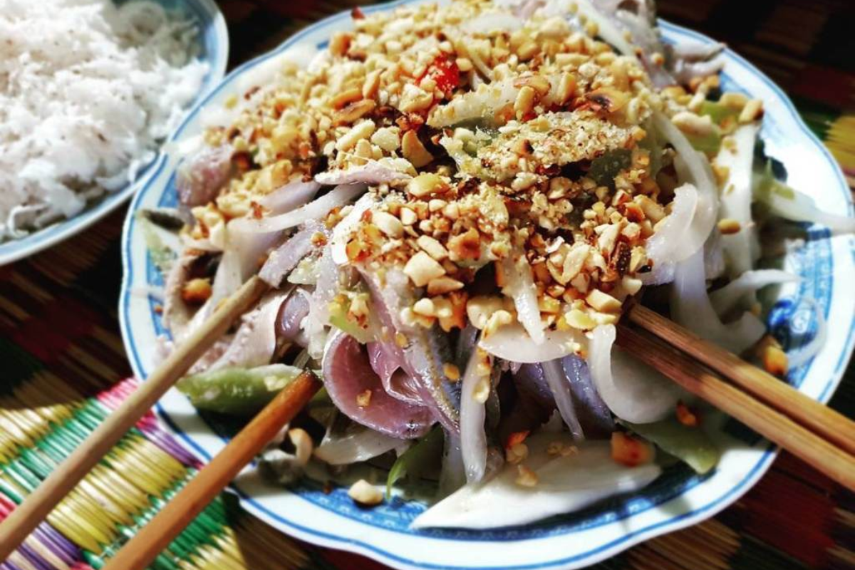 A plate of Nam O fish salad with fresh vegetables and dipping sauce