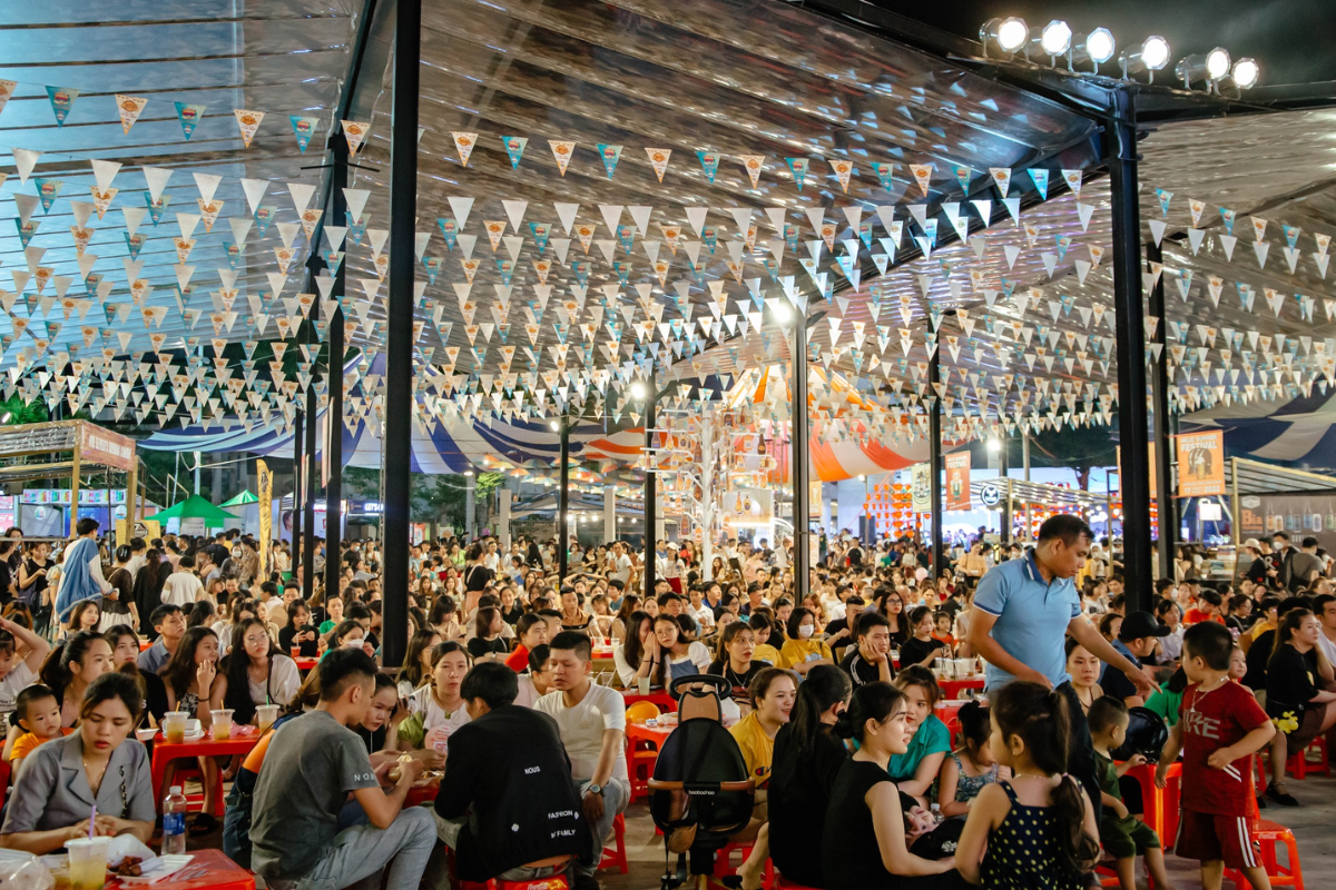 Crowded night market in Da Nang with local delicacies