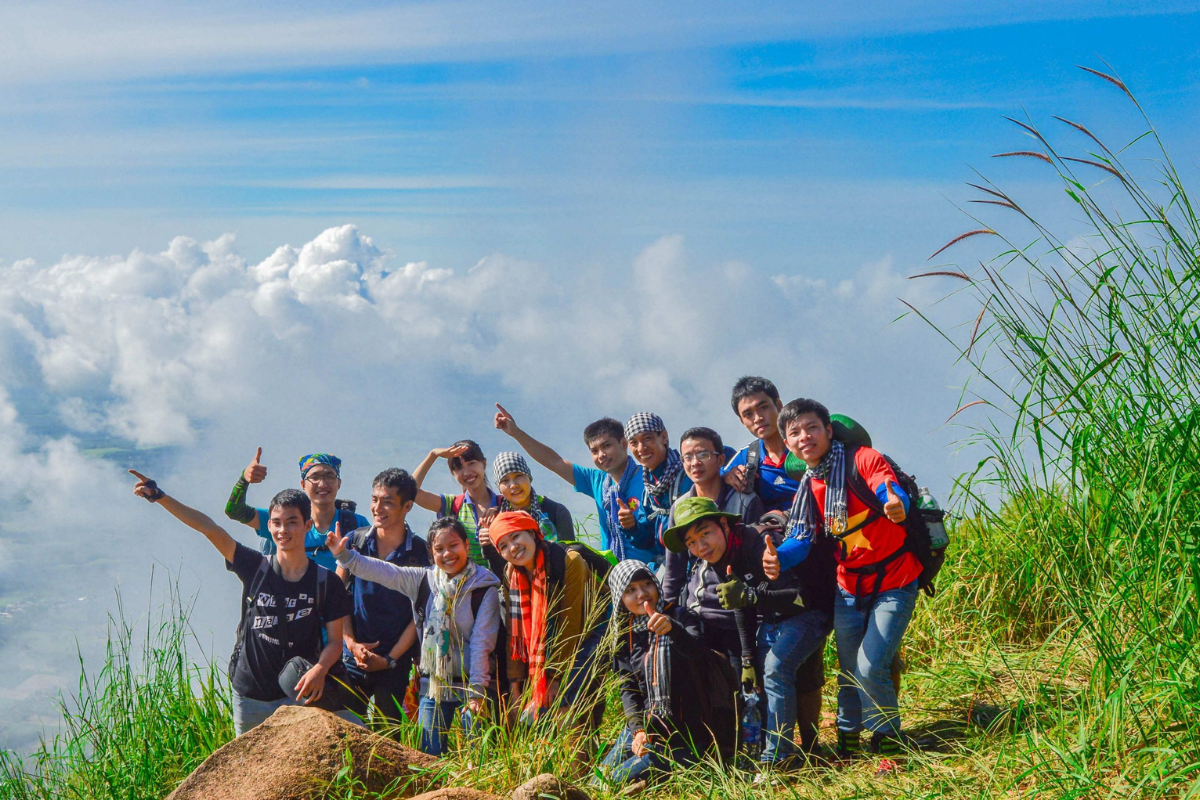 A group of hikers watching clouds from a Da Lat hillside 