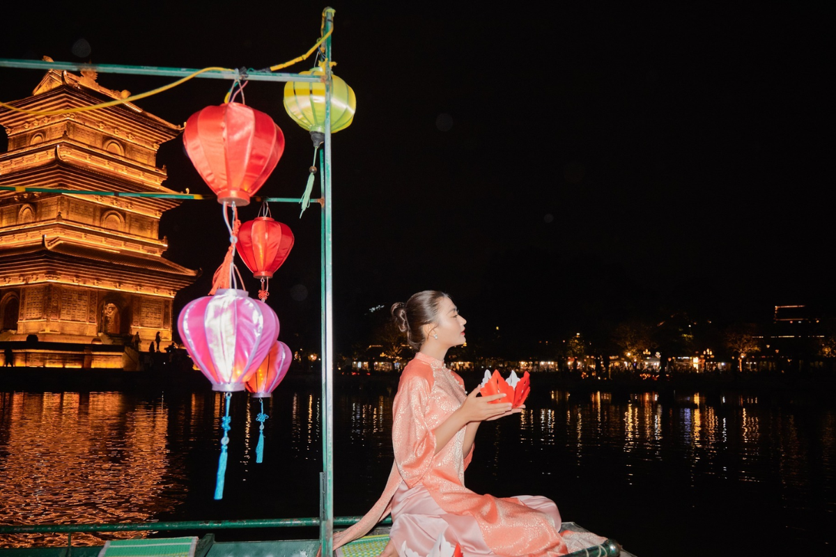 Hoa Lu Ancient Town in night