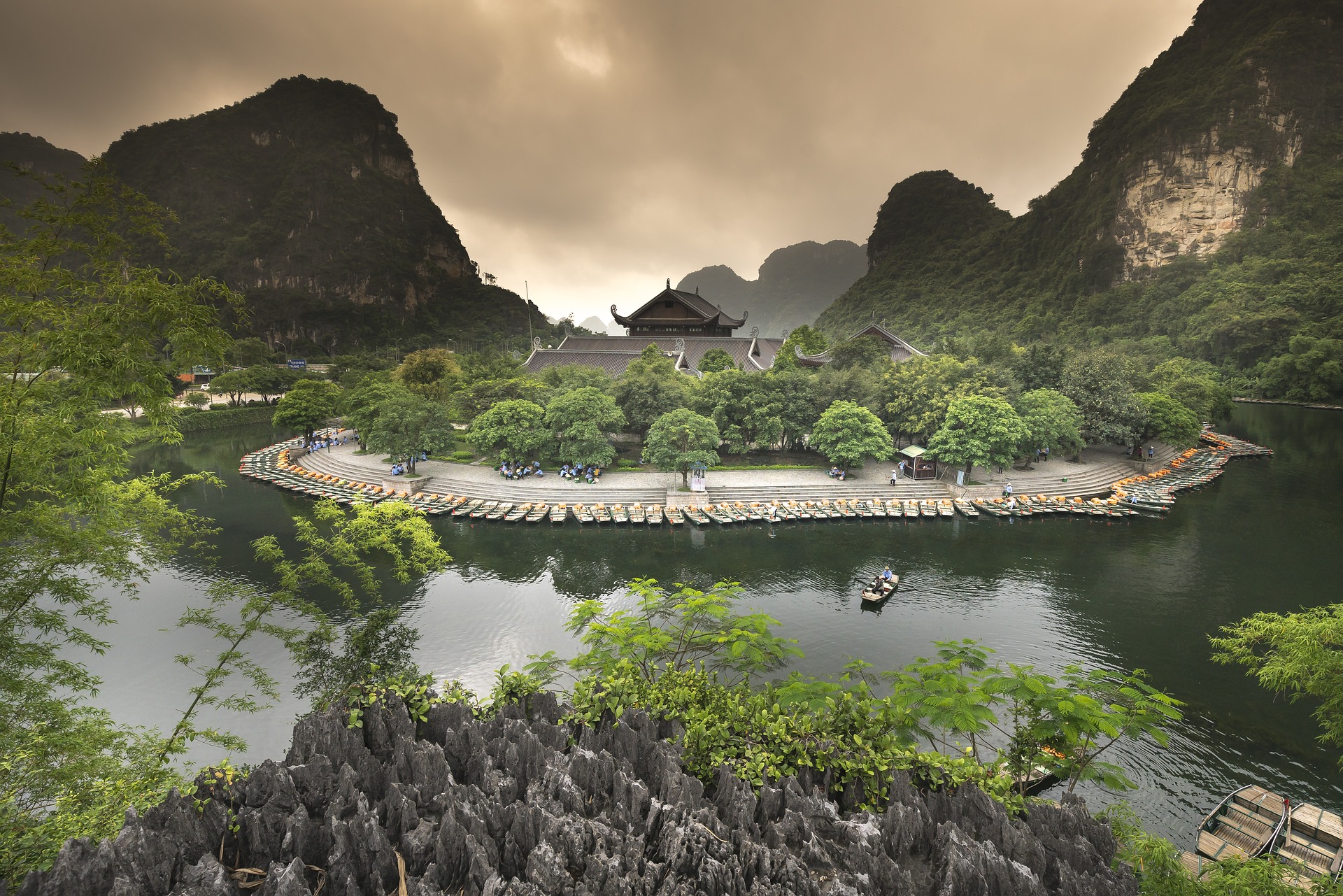 bich dong pagoda ninh binh trang an grottoes tour 