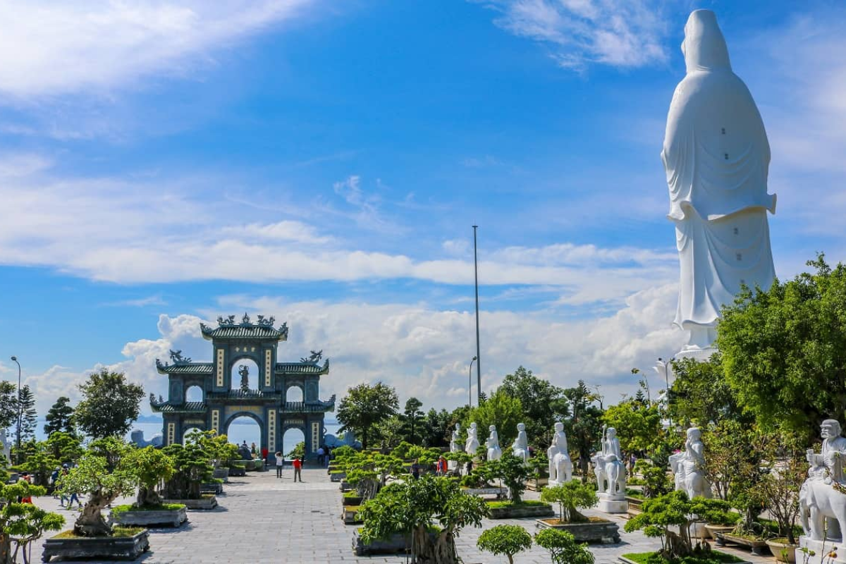 Linh Ung Pagoda with a view of the Lady Buddha statue