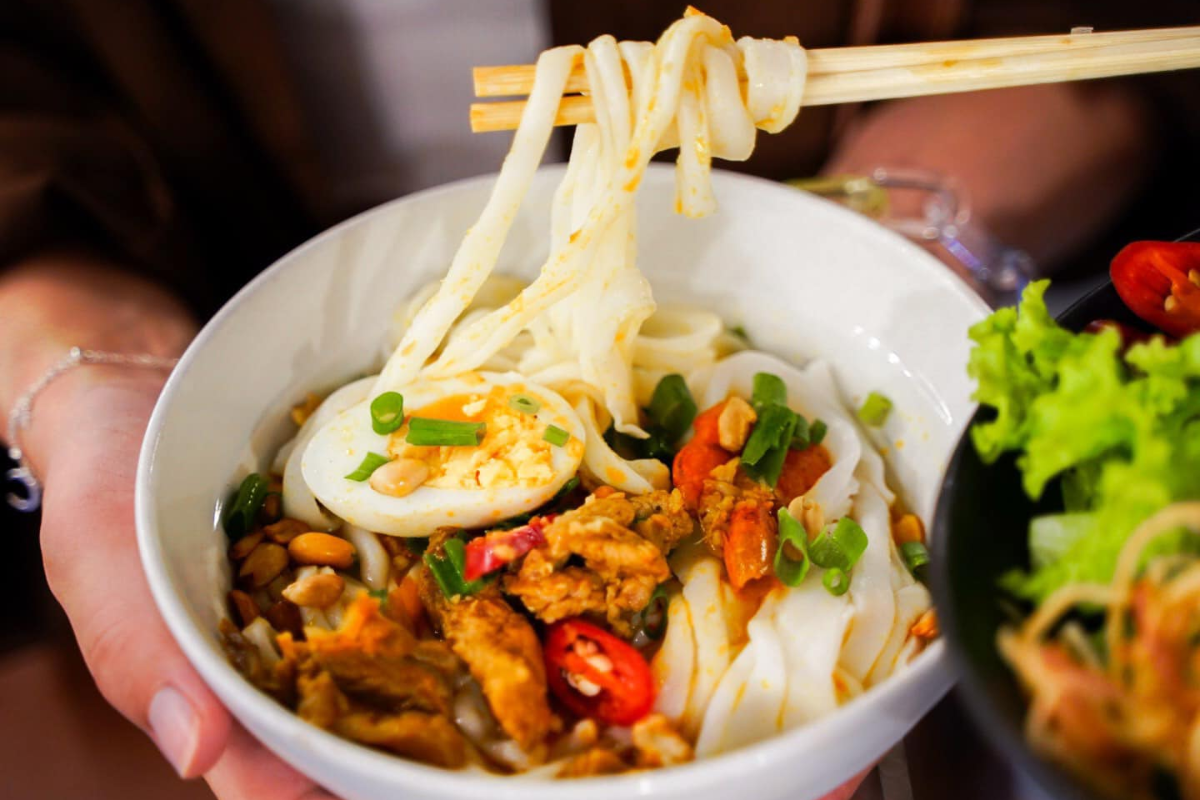 A plate of Mi Quang with vibrant ingredients