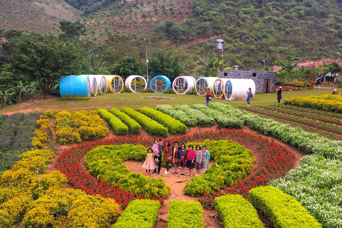 Flower gardens and heart decorations in Happy Land Moc Chau