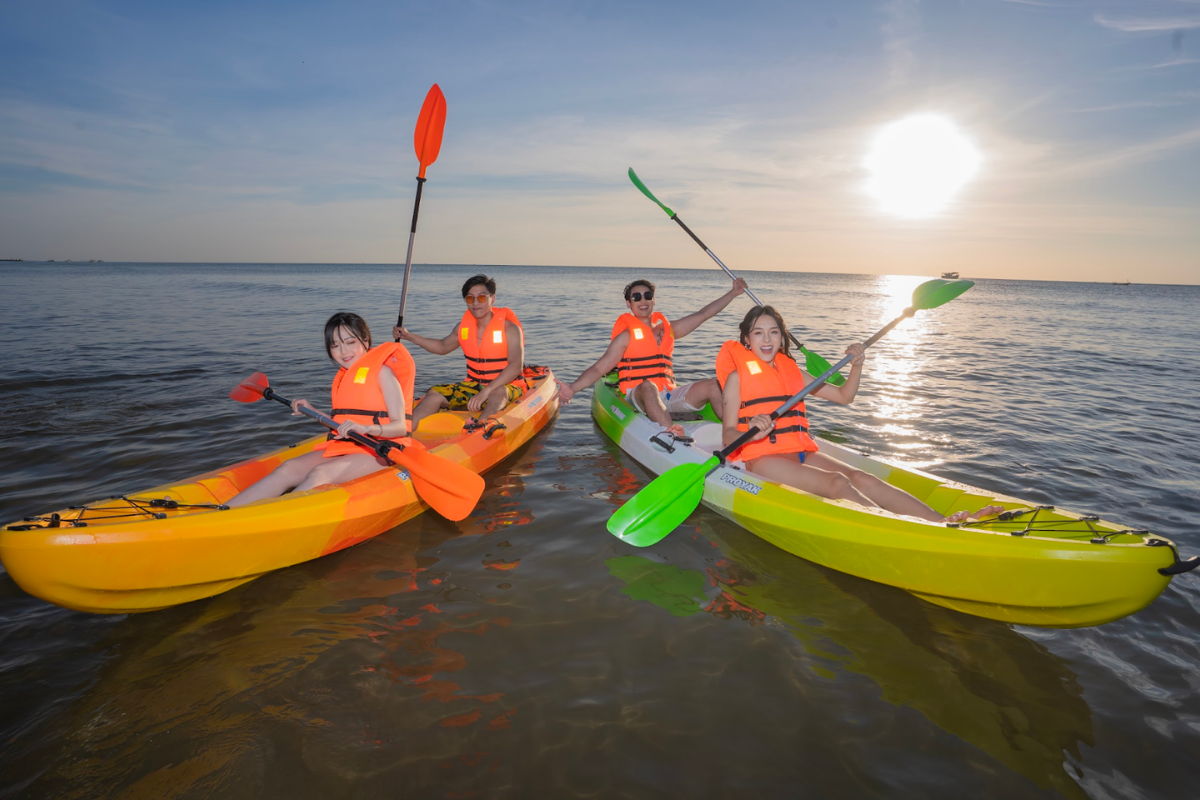 A traveler paddleboarding at Long Beach Phu Quoc