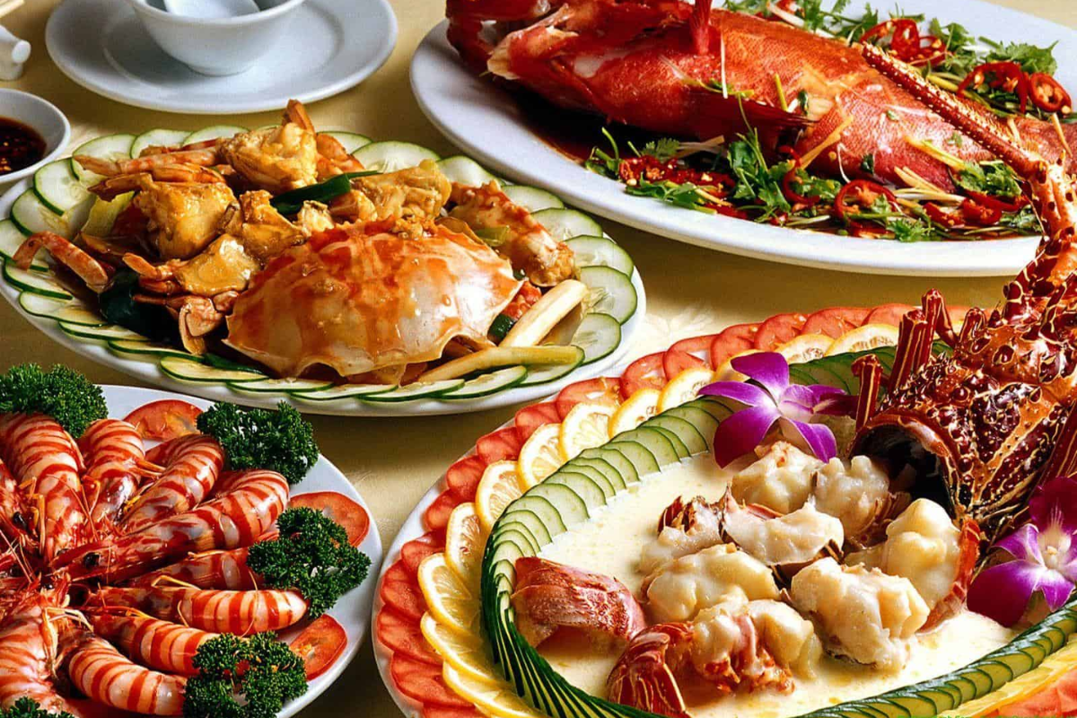 A delicious seafood platter featuring fresh oysters, shrimp, and fish from Phu Quoc