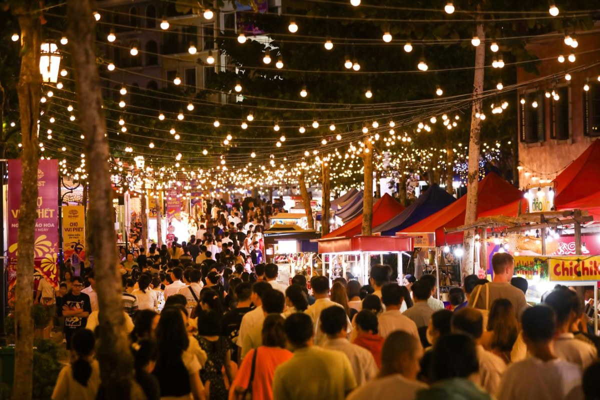 Phu Quoc Night Market with food stalls and people shopping