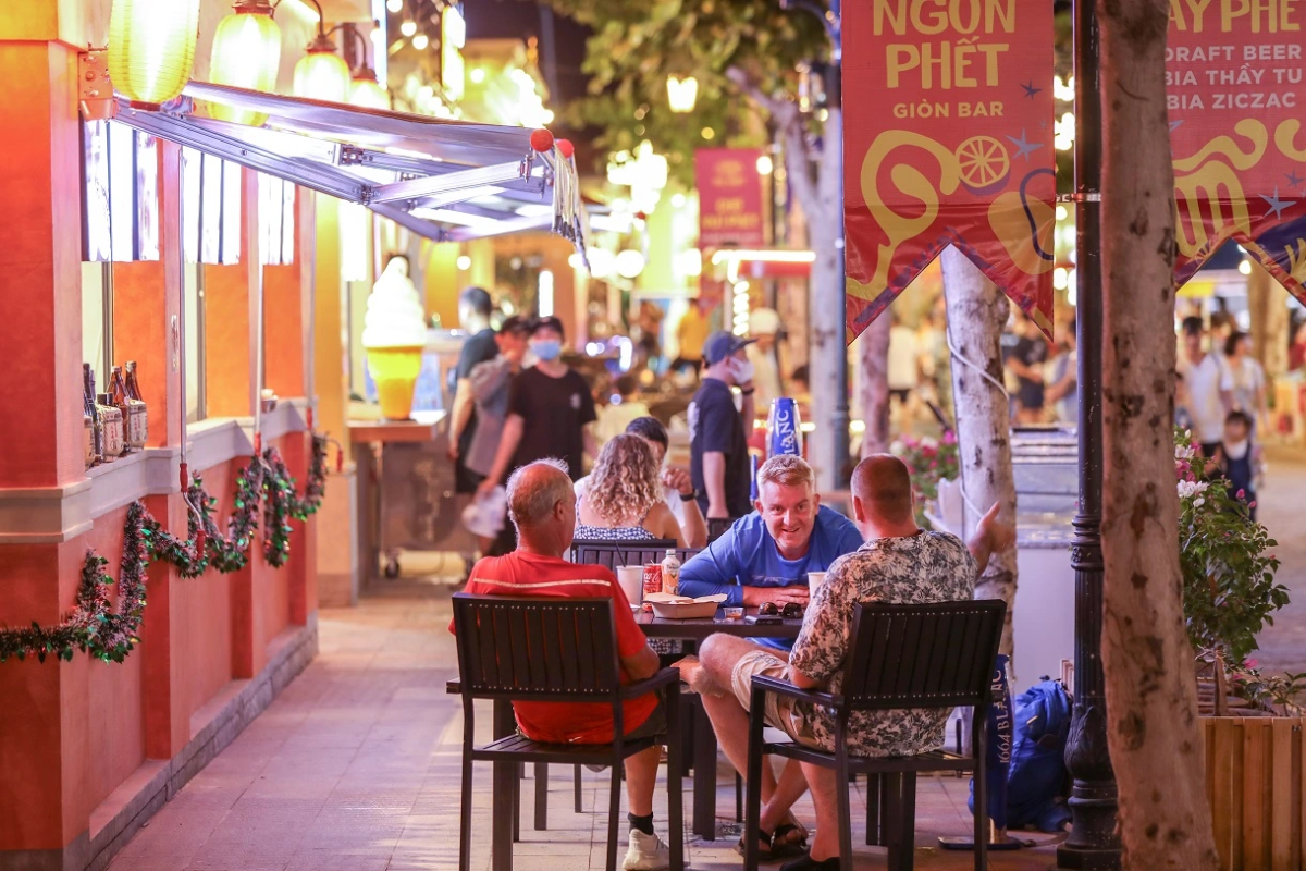 Street food vendors at Phu Quoc Night Market