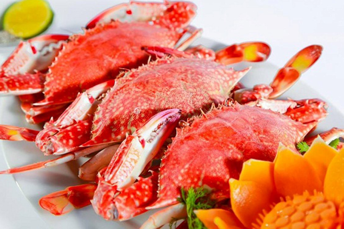 Steamed Ham Ninh crab served with dipping sauce