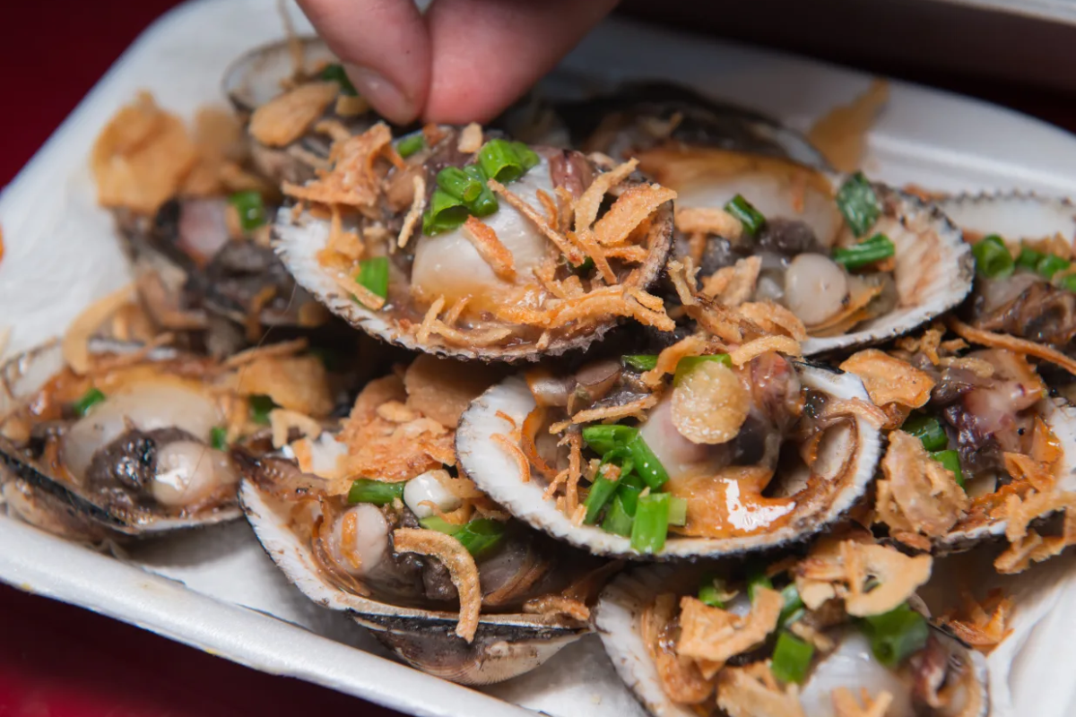 Street food market in Da Nang offering fresh seafood