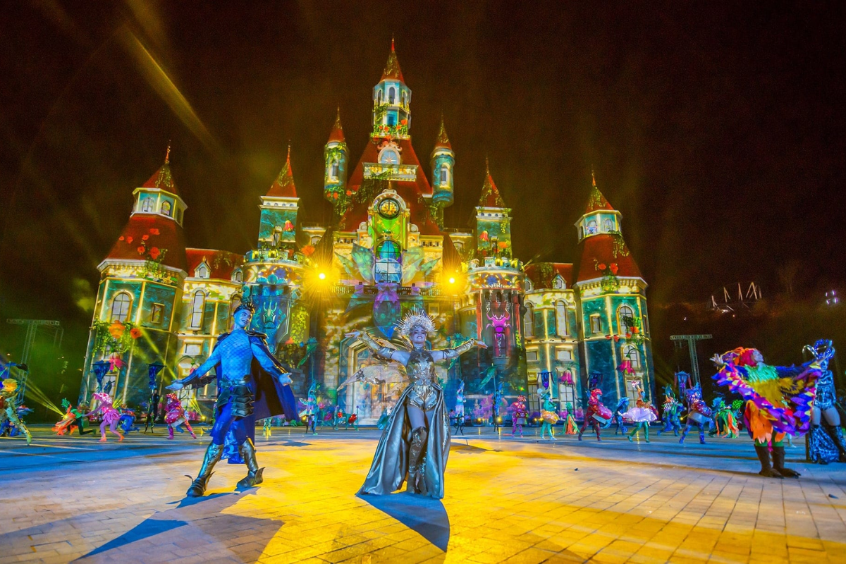 Visitors enjoying rides at VinWonders Nha Trang theme park at night