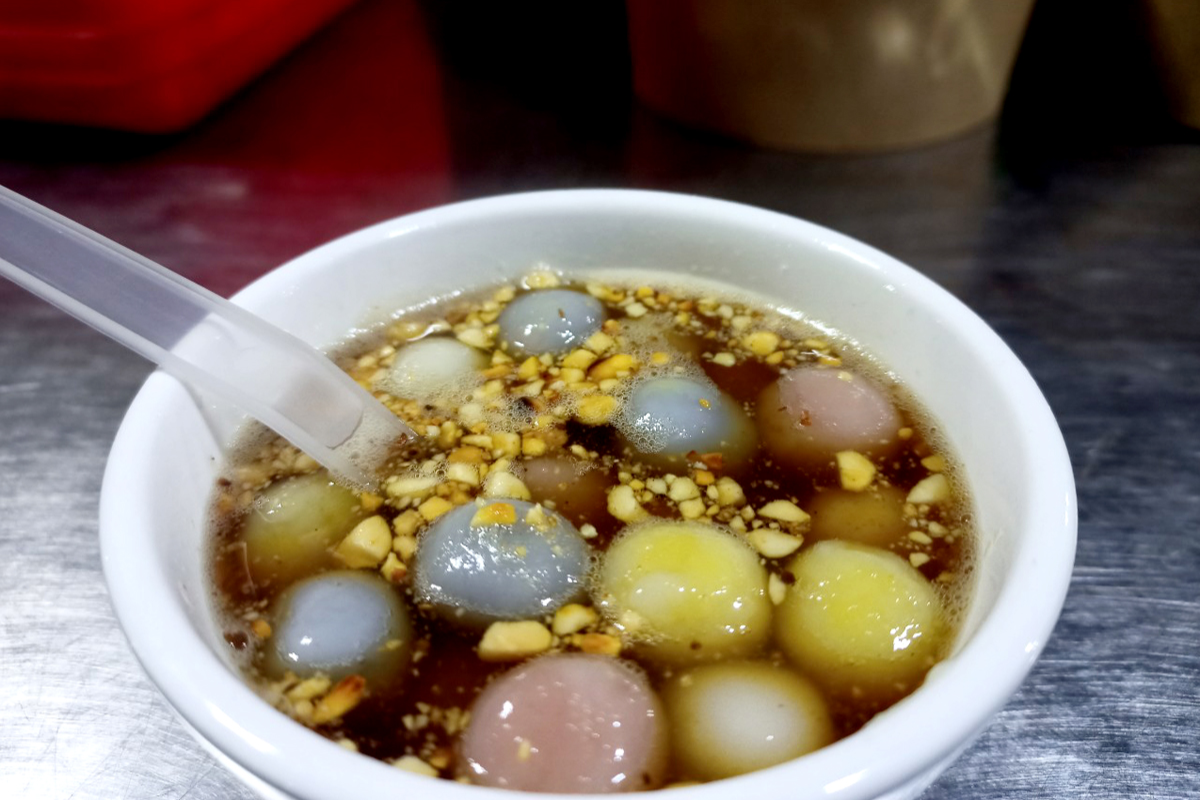 A bowl of Thang Den, a sweet glutinous rice ball dessert