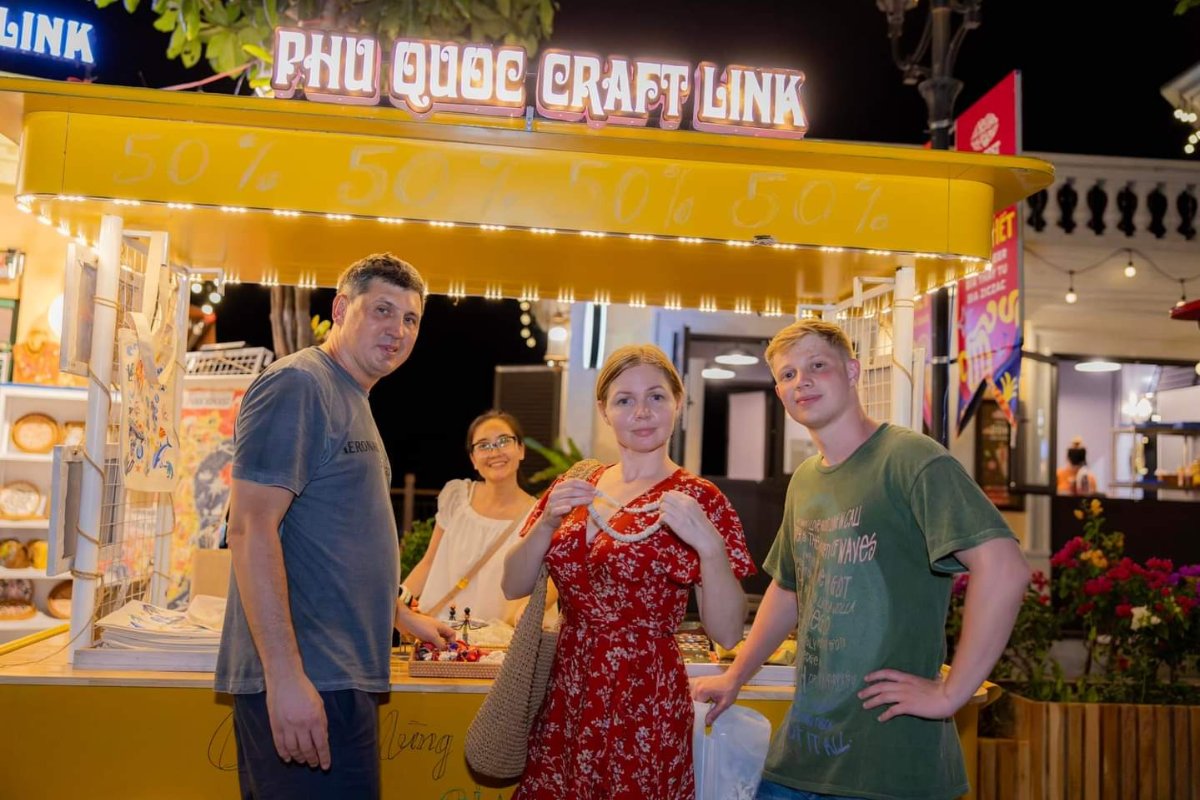 Souvenir shopping in Phu Quoc Night Market